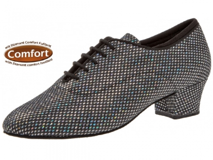 Glitzernde und funkelde Trainer-Tanzschuhe, übersäht mit kleinen silberen Folienpunkten. Bei Lichteinfall entsteht ein Hologrammeffekt in zarten Regenbogenfarben.
