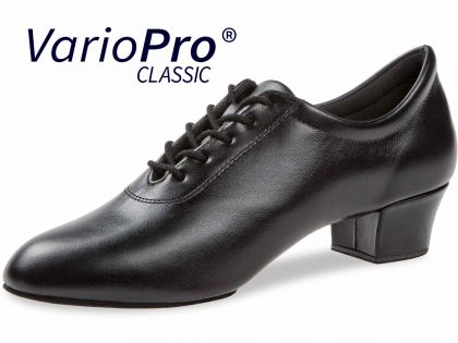 Schicke, schwarze Schnürschuhe mit weichem Comfort-Fußbett. Niedriger Absatz und den Fuß umschließende Passform machen die Tanzschuhe sehr bequem. Ideal als Trainerschuh.