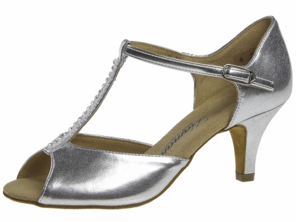 Diese silbernen Tanzschuhe haben einen mit Strass besetzten Steg. Der Absatz ist 6cm hoch.
