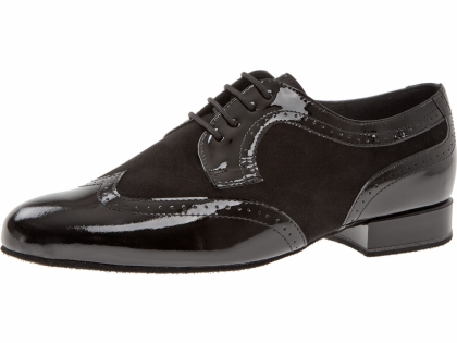 Die Symbiose aus mattem und glänzendem Material bezeichnet diese Tanzschuhe. Weiches Velouleder trifft auf glänzende Lackstücke an der Schuhspitze, der Ferse und dem Schnürriemchenbereich.