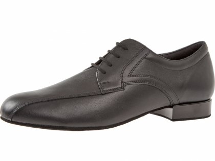 Schwarzer Herrentanzschuh aus weichem Nappaleder. Nahtverzierungen im Fersen- und Spannbereich.