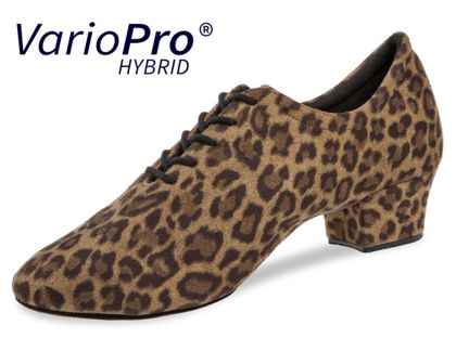 Schicke, schwarze Schnürschuhe mit weichem Comfort-Fußbett. Niedriger Absatz und den Fuß umschließende Passform machen die Tanzschuhe sehr bequem. Ideal als Trainerschuh.