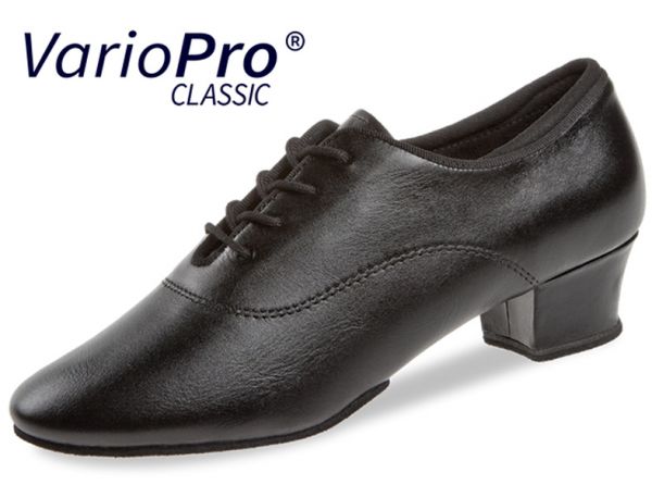 Schicke, schwarze Schnürschuhe mit weichem Comfort-Fußbett. Niedriger Absatz und den Fuß umschließende Passform machen die Tanzschuhe sehr bequem. Ideal als Trainerschuh.