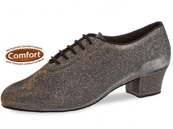Schicke, schwarze Schnürschuhe mit weichem Comfort-Fußbett. Niedriger Absatz und den Fuß umschließende Passform machen die Tanzschuhe sehr bequem. Ideal als Trainerschuh.