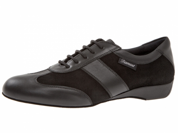 Gemütlicher Tanzsneaker aus schwarzem Velourleder versehen mir weichen Nappalederstücken an Schuhspitze, Schnürriemchenbereich und Ferse.