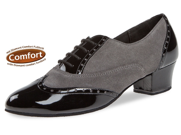 Sehr niedrige, schwarze Schnürschuhe, aus feinem Velourleder, versehen mit Nappalederstücken an Fußspitze, Schnürriemenbereich und Ferse. Sehr bequem durch Comfort-Fußbett und die Fußumschließende Passform. Als Trainerschuh ideal einsetzbar.