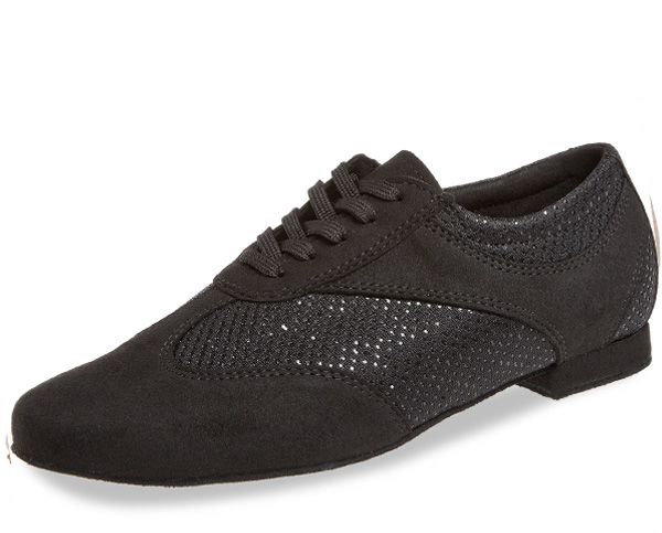 Diese Tanzschuhe aus schwarzer Microfaser sind besonderns leicht und umschließen den kompletten Fuß. Durch ihren Schnitt, den niedrigen Absatz und ihr Comfort-Fußbett sind sie ungalublich bequem. Die Allround-Tanzschuhe eigenen sich ideal als Trainertanzs
